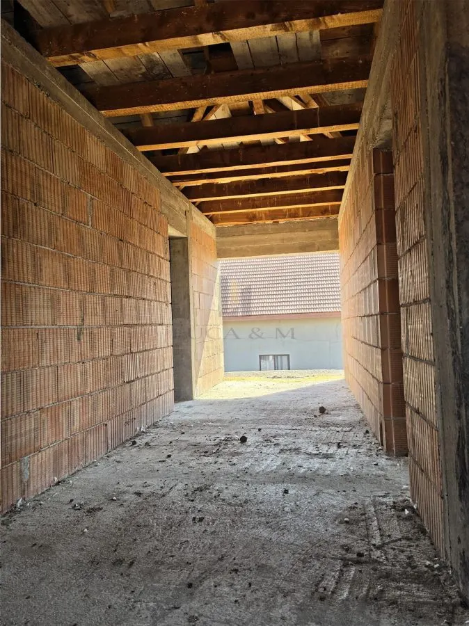 Casa parter si etaj la rosu ,Recas - foto 5