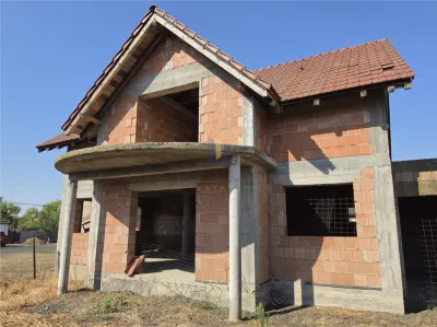 Casa parter si etaj la rosu ,Recas - foto 8