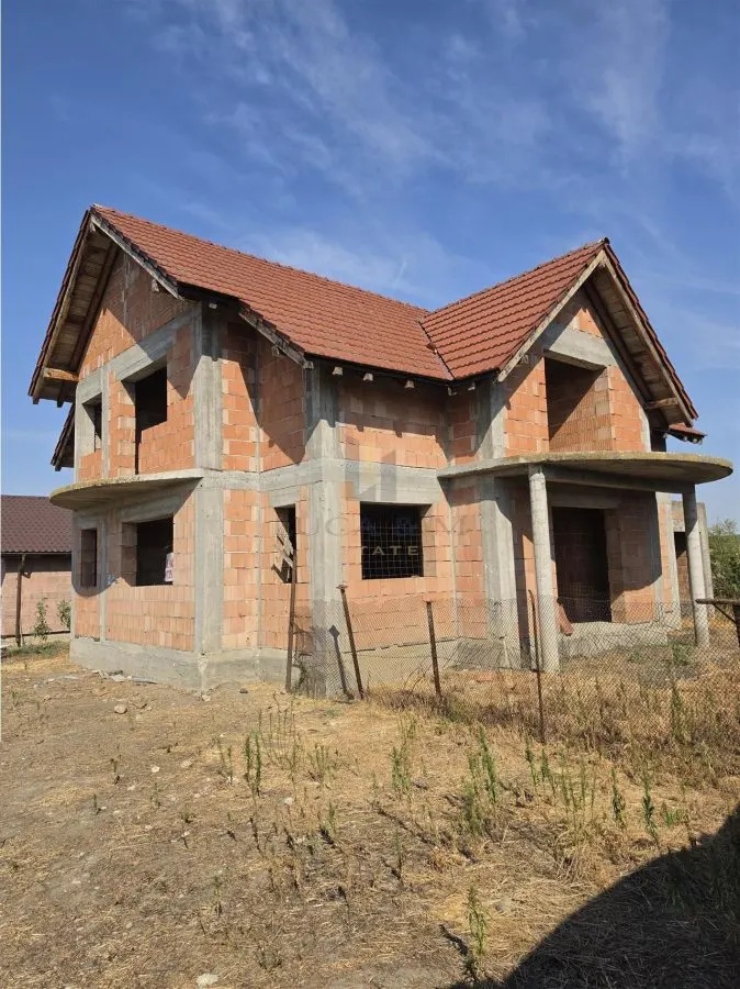 Casa parter si etaj la rosu ,Recas - foto 10