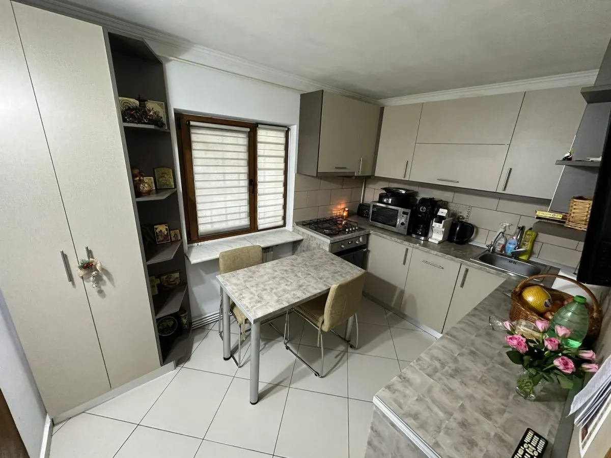 Apartament cu 4 camere/Spatiu birouri/ Cabinet - Nicolina - foto 1