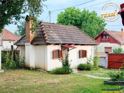 Casa cu teren generos de 1.315 mp, bucatarie de vara complet renovata si acces din doua strazi â€“ Cernat, jud. Covasna - Cernat
