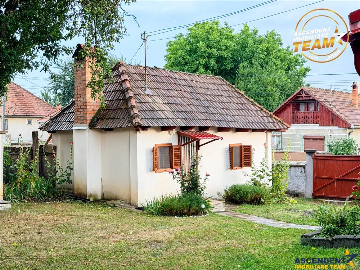 Casa cu teren generos de 1.315 mp, bucatarie de vara complet renovata si acces din doua strazi â€“ Cernat, jud. Covasna - foto 1