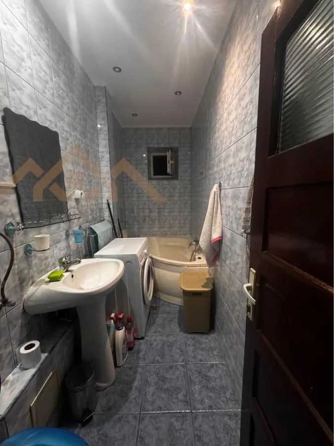 Central, zona liceului Eminescu, apartamet 2 camere decomandat - foto 3