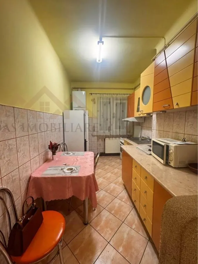 Central, zona liceului Eminescu, apartamet 2 camere decomandat - foto 4
