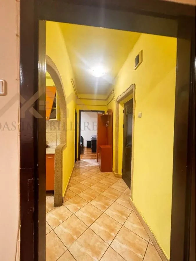 Central, zona liceului Eminescu, apartamet 2 camere decomandat - foto 5