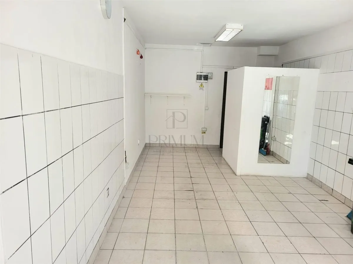Spatiu comercial cu vitrina si trafic pietonal - Semicentral - foto 1