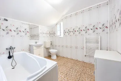 Vila duplex 5 camere  2 bai S =  145 mp + teren 360 mp Lunca Cetatuii - foto 11