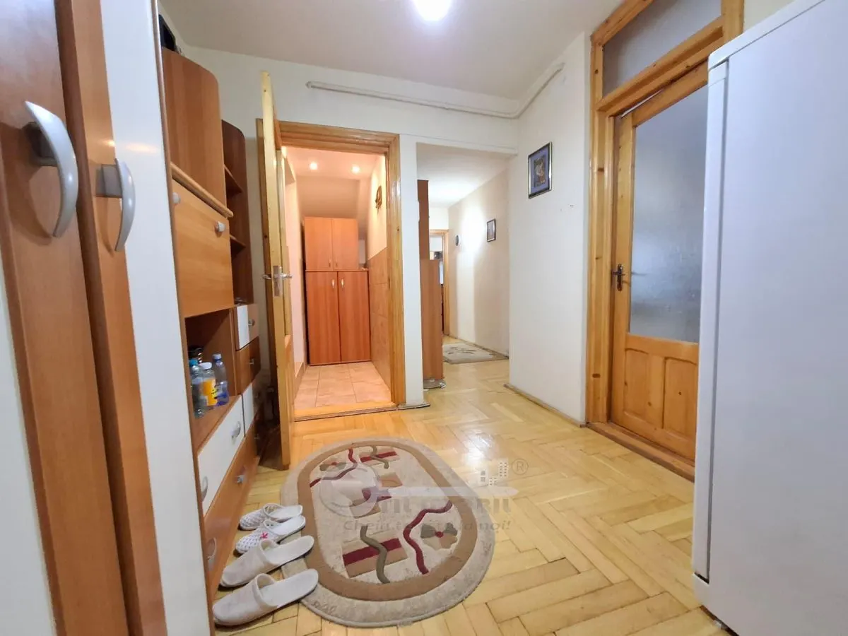 Apartament 3 camere decomandat, Nicolina, baie cu geam - foto 3
