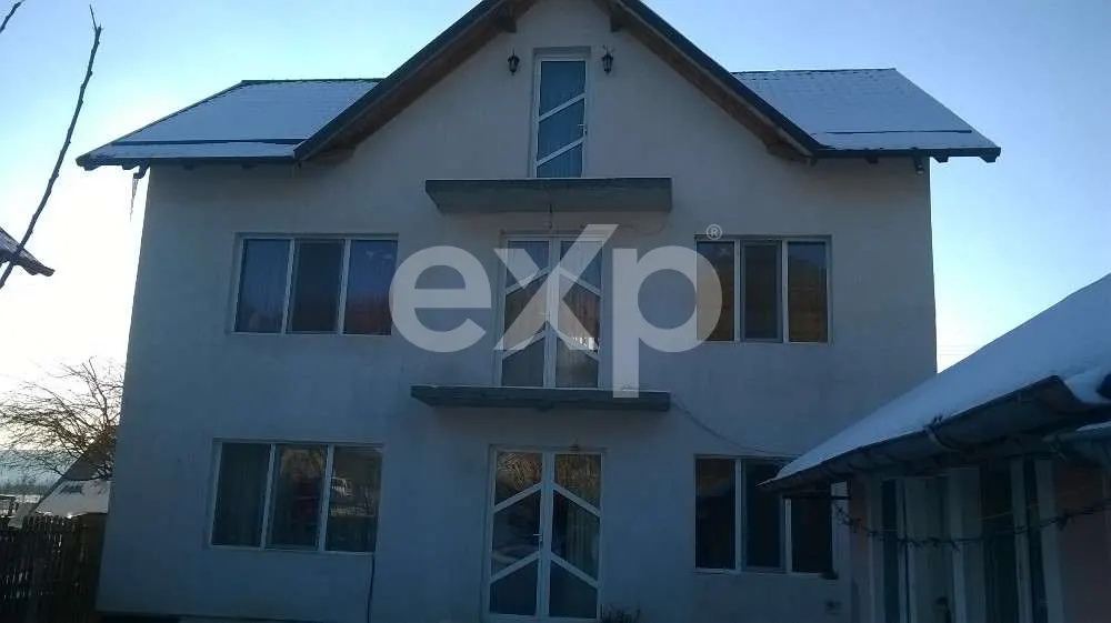 Casă spațioasă cu teren de 2.500 mp în Valea Mărului - foto 1