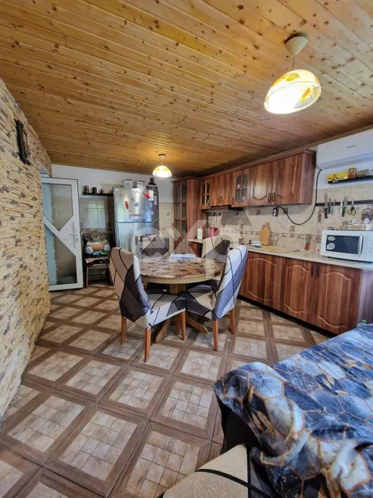 Casă de vânzare în Mircea Vodă + teren 1600 mp - foto 4