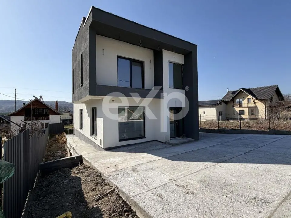 Casă modernă de vânzare în Curtea de Argeș – teren 1.000 mp, finisată la cheie - foto 1