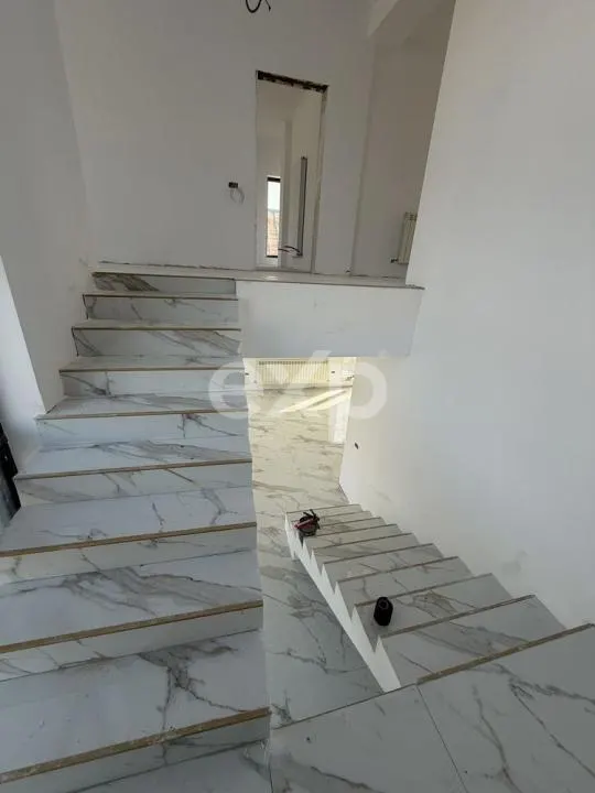 Casă modernă de vânzare în Curtea de Argeș – teren 1.000 mp, finisată la cheie - foto 3