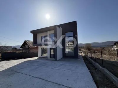 Casă modernă de vânzare în Curtea de Argeș – teren 1.000 mp, finisată la cheie - foto 4
