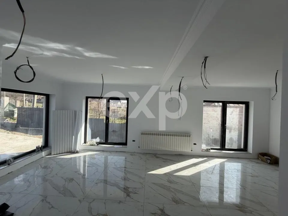Casă modernă de vânzare în Curtea de Argeș – teren 1.000 mp, finisată la cheie - foto 6
