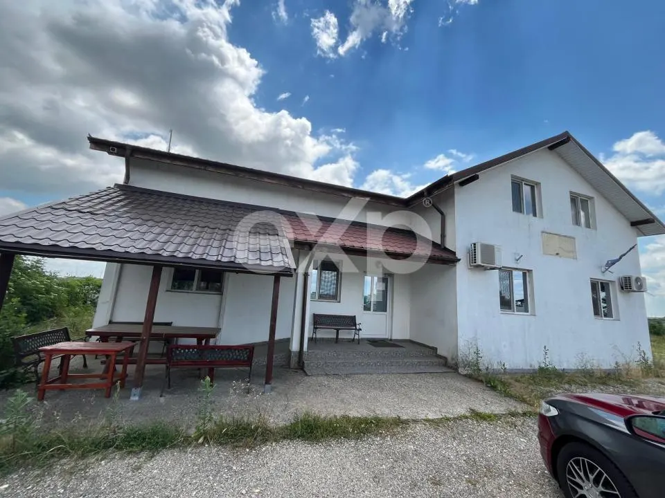Casă P+M cu birouri amenajate și teren 5.423 mp pentru firmă și locuit acces A1 - foto 1