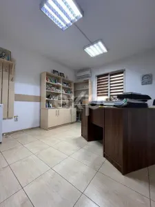 Casă P+M cu birouri amenajate și teren 5.423 mp pentru firmă și locuit acces A1 - foto 2