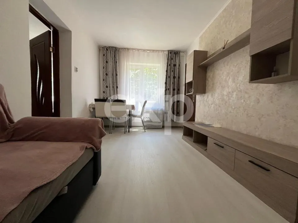 Vanzare 2 camere mobilat si utilat modern parter central Gaesti - foto 1