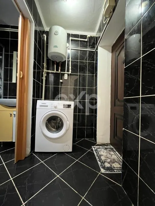 Vanzare 2 camere mobilat si utilat modern parter central Gaesti - foto 9