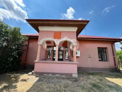 Casă în centrul comunei Corbii Mari, ideală pentru birouri, cabinet sau locuit - Corbii Mari