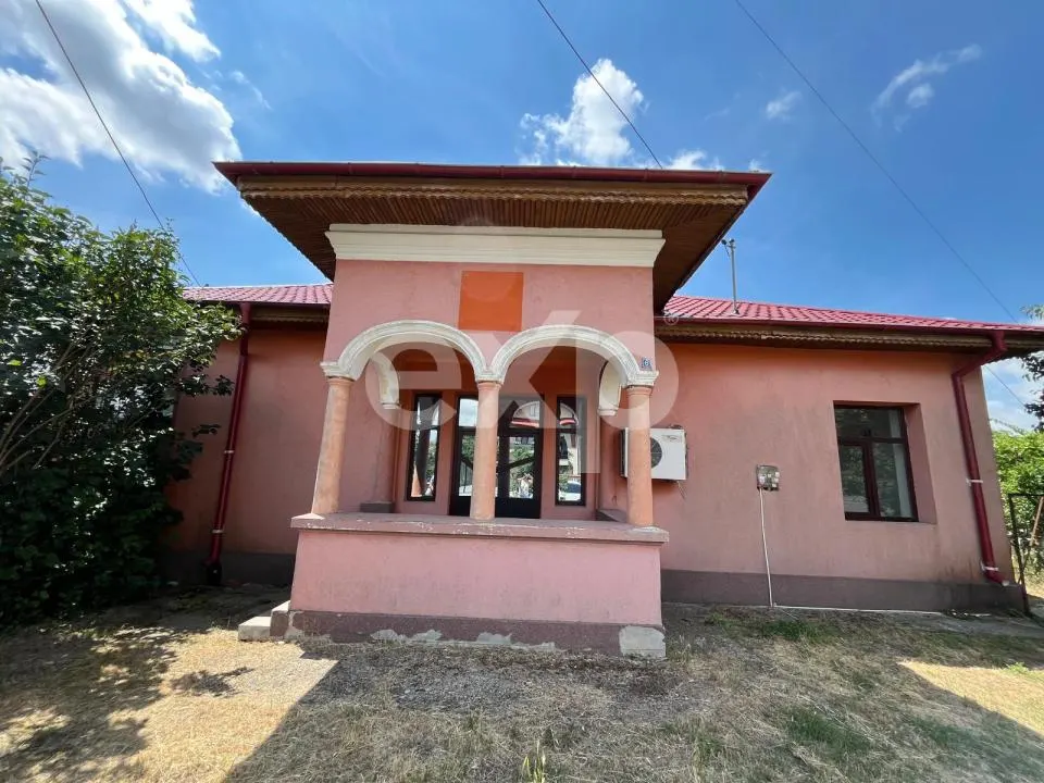 Casă în centrul comunei Corbii Mari, ideală pentru birouri, cabinet sau locuit - foto 1