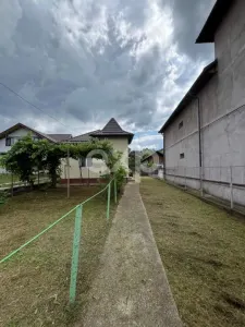 Casă cu 3 camere și teren 1.140 mp toate utilitățile, anexe și acces stradal - Pucioasa