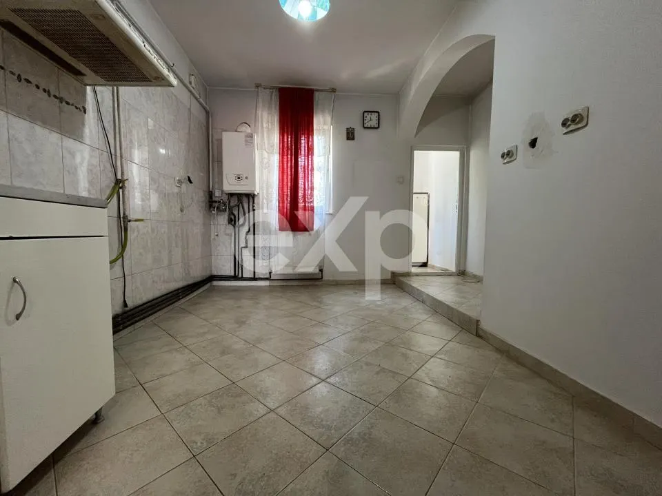 Apartament 3 camere dec 2 băi etajul 3 central Gaesti - foto 4