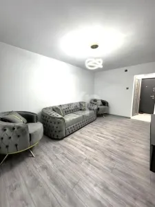 Apartament de vânzare – 3 camere , Micro 8 ,et 1 - foto 3