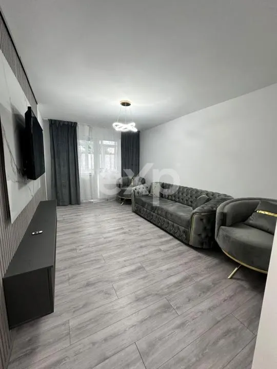Apartament de vânzare – 3 camere , Micro 8 ,et 1 - foto 4
