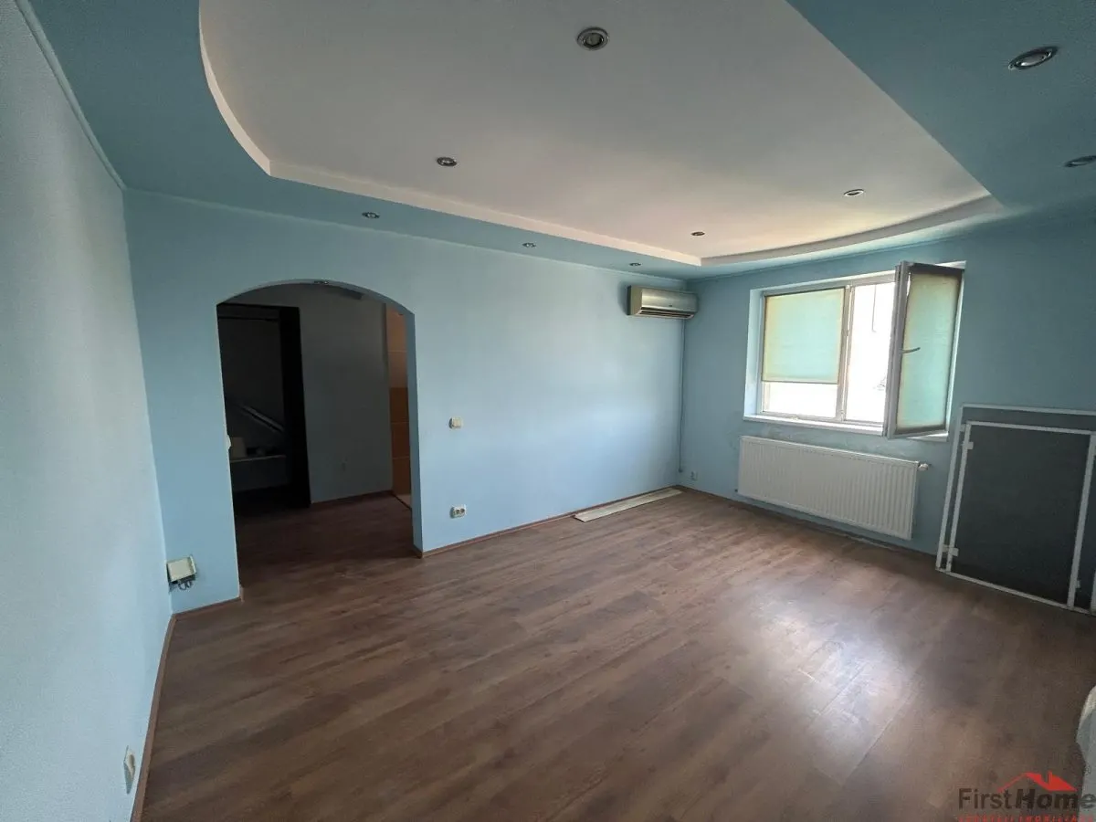Apartament cu 3 camere, de vanzare, zona sud, scoala 8 - foto 1