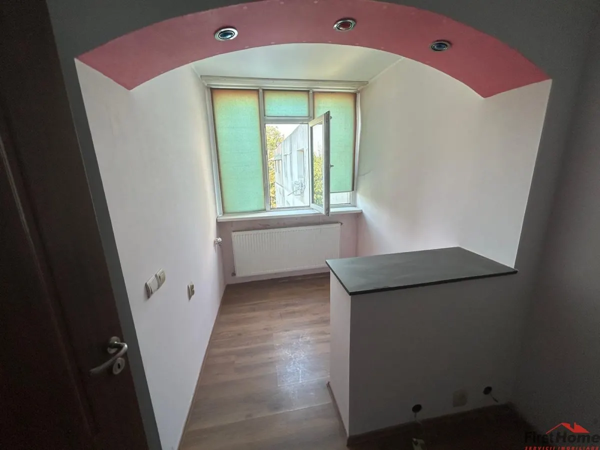 Apartament cu 3 camere, de vanzare, zona sud, scoala 8 - foto 6