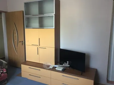 Garsonieră de închiriat â€“ Bd. Poitiers, etaj 2/3, centrală proprie - foto 3