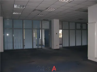 Vanzare cladire de  birouri in zona linistita - foto 11