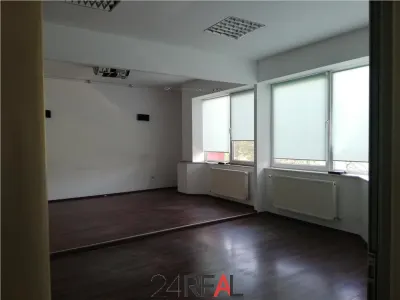 Vanzare cladire de  birouri in zona linistita - foto 7