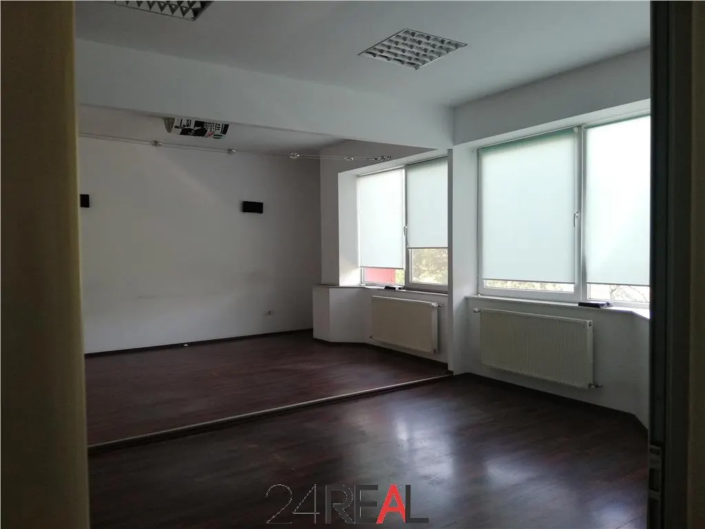 Vanzare cladire de  birouri in zona linistita - foto 7