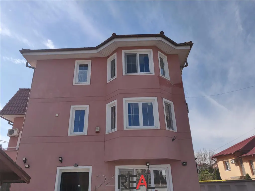 Vila de vanzare pretabila pentru rezidenta/birouri/gradinita - foto 1