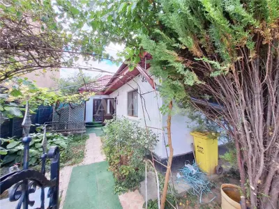 Casa batraneasca cu 3 camere, 350 mp teren â€“ Zona CFR | Garaj, beci - Bacau