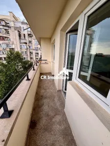 Apartament 3 camere, Piata Unirii pretabil pentru firma plus 1 loc de parcare  inclus in pret - foto 3