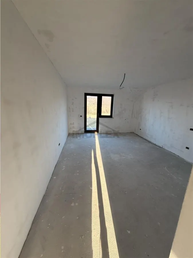 Vilă în Pătrăuți + 8400mp teren - foto 11