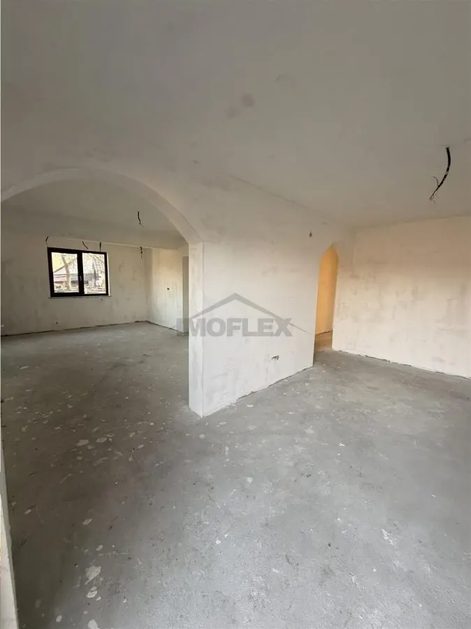 Vilă în Pătrăuți + 8400mp teren - foto 12