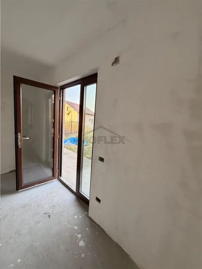 Vilă în Pătrăuți + 8400mp teren - foto 13