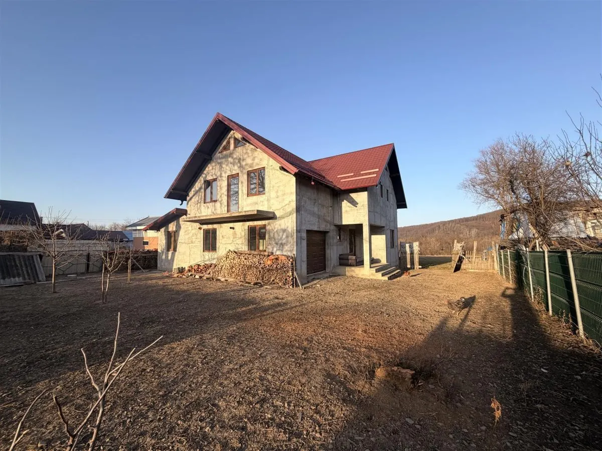 Vilă în Pătrăuți + 8400mp teren - foto 23