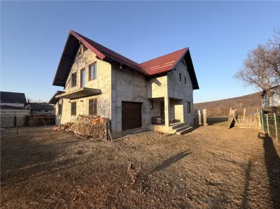 Vilă în Pătrăuți + 8400mp teren - foto 5