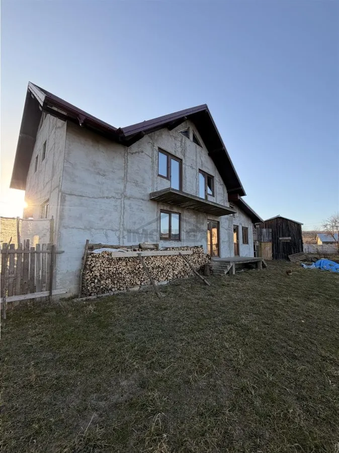 Vilă în Pătrăuți + 8400mp teren - foto 7