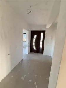 Vilă în Pătrăuți + 8400mp teren - foto 8