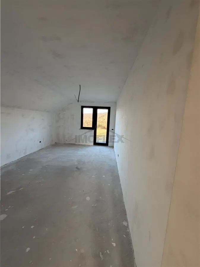 Vilă în Pătrăuți + 8400mp teren - foto 10