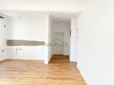 Apartament 3 camere de vanzare decomandat+curte proprie 70 mp - Dumbravita