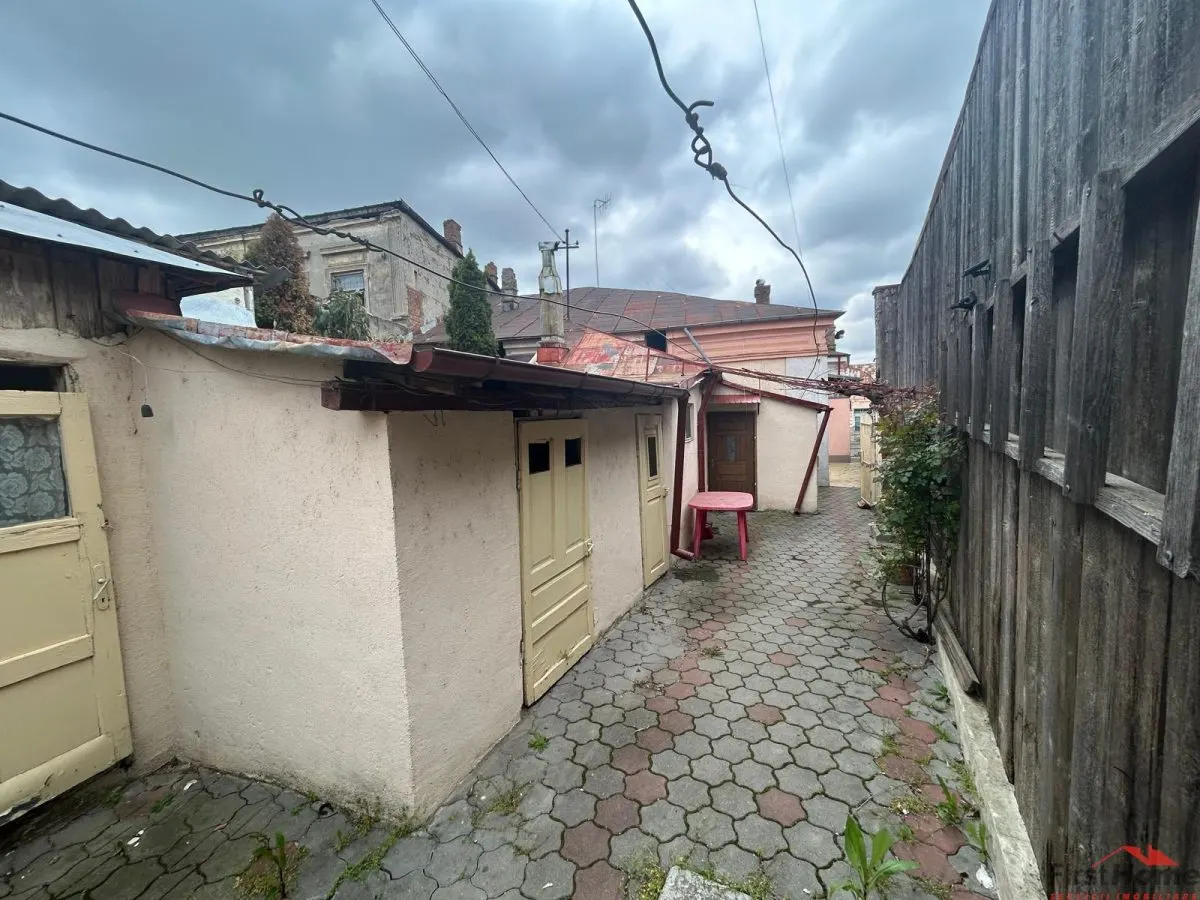 Casa de vanzare in Odobesti, zona centrala. - foto 2