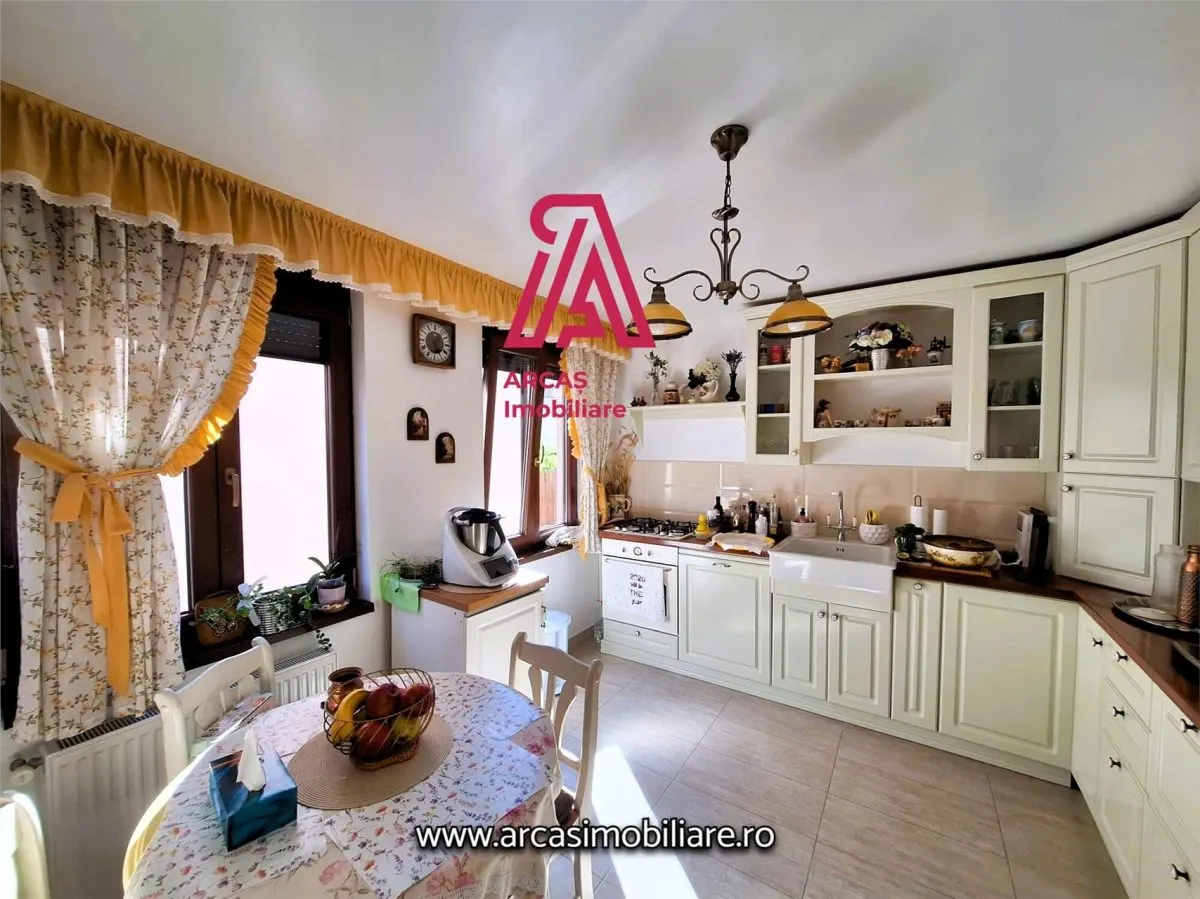 Casa individuala de vanzare cu 5 camere  zona Sub Arini! - foto 2
