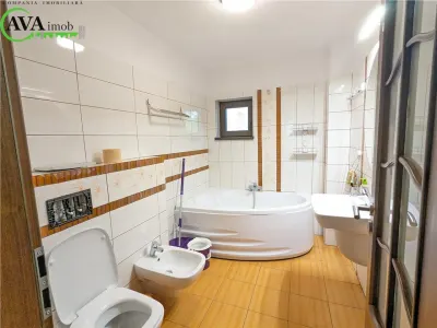 Vila P+1+M, 350 mp, 6 camere, teren 1947 mp, zona Nicolae Balcescu Sarata - Bacau