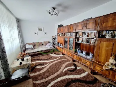 Apartament 2 camere decomandat etaj 1, zona Narcisa - Bacau
